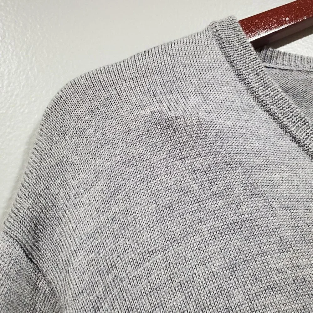 J Crew Men’s 100% Merino Wool V-Neck Gray Sweater Long-Sleeved Knit Size Medium